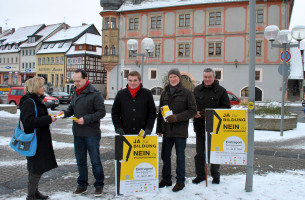 Infos verteilen: (2. v. l.) Landtagskandidat Matthias Kihn, Juso-Kreisvorsitzender René van Eckert und Reinhold Wilimsky mit Bürgern und anderen Bündnispartnern in Bad Königshofen