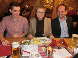 MdB Sabine Dittmar beim Matjes essen. Mit im Bild: UB-Vorsitzender Matthias Kihn und Juso-UB-Vorsitzender Felix Schwarz (Bild: Marc Huter)