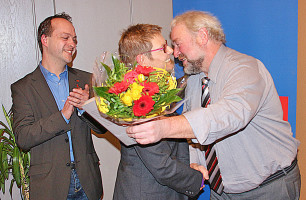 Gratulation für den Landtagskandidaten: Matthias Kihn (links) und Sabine Dittmar gratulieren dem frischgewählten Landtagskandidaten Robert Römmelt zur Nominierung