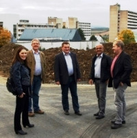 SPD-Kreisräte Sabine Stührmann, Albrecht Finger, René van Eckert, Egon Friedel und Thorsten Raschert an der Baustelle des Rhön-Klinikums