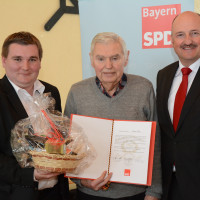 Vorsitzender René van Eckert und MdB Bernd Rützel ehren Roman Then (Foto Stefan Kritzer)