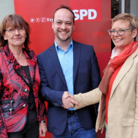 MdL Kathi Petersen und MdB Sabine Dittmar gratulieren Matthias Kihn zur Wiederwahl (Bild: Dieter Britz)